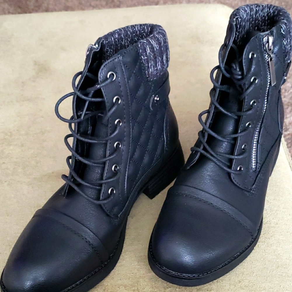 NWOT STQ Size 9 combat boots knit top